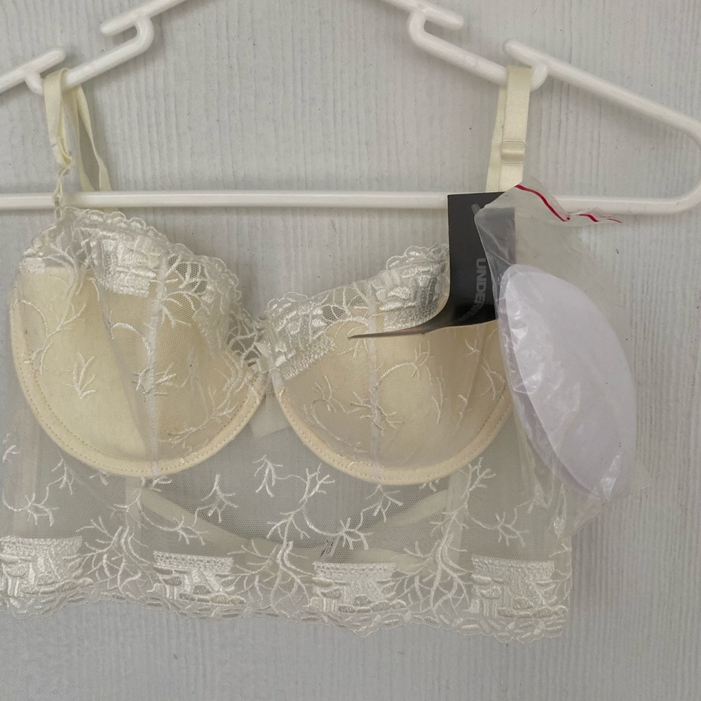 RARE White lace bras with underwire RARE